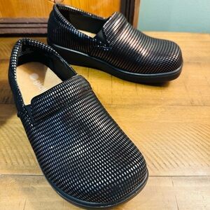 Glolily Black Metallic Textured Clogs Slip-On Medical Shoes Size 7.5